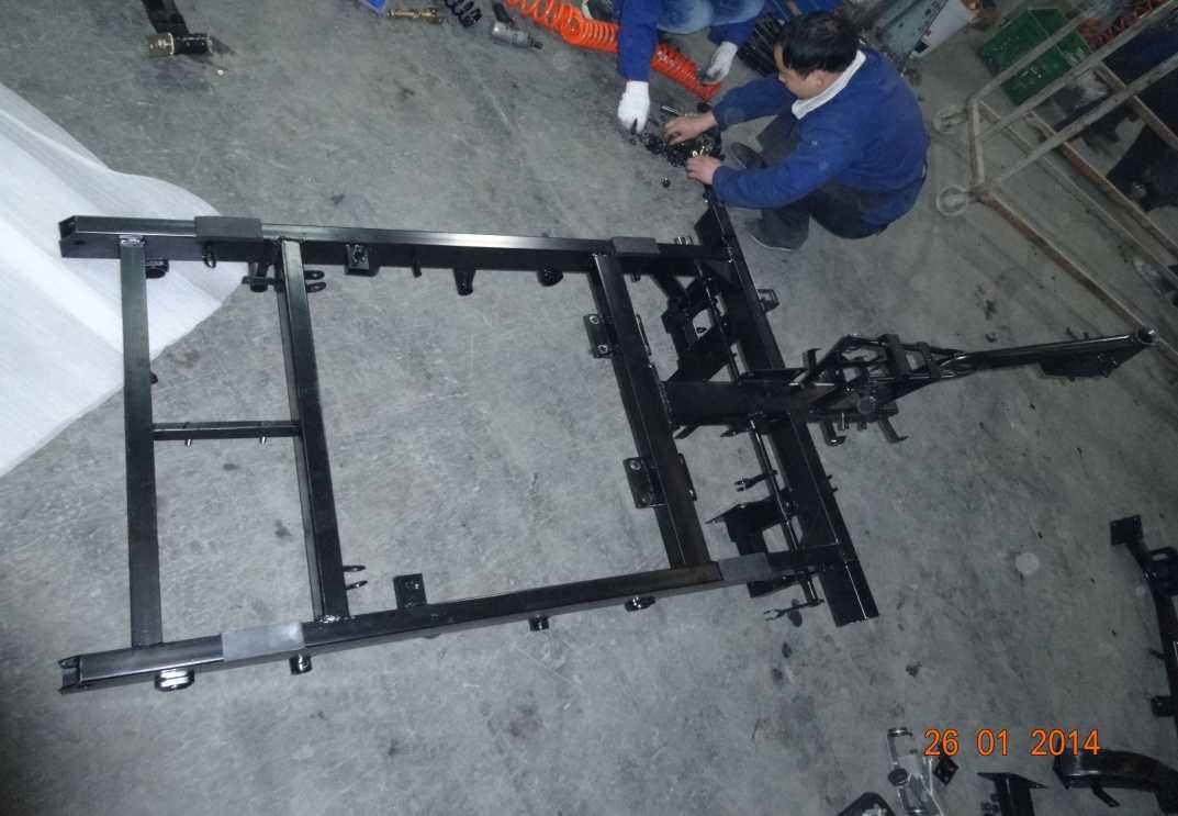 02. Соединяем переднюю часть рамы с основной