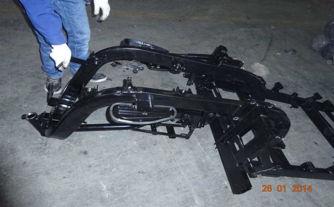 03. Присоединяем левую часть передней рамы, затем правую часть