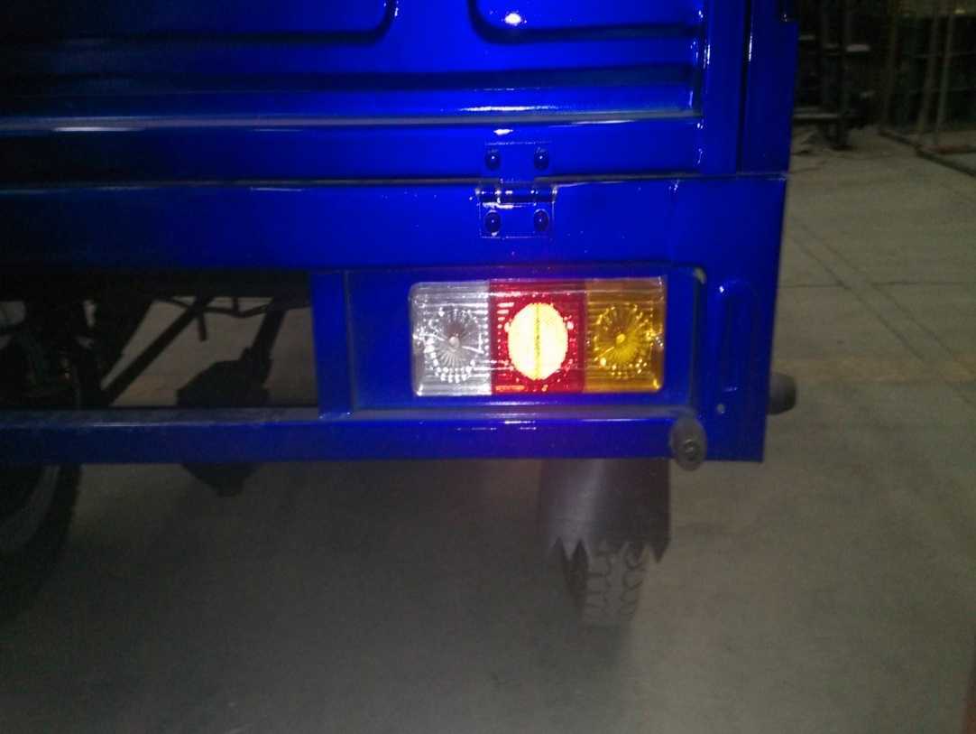 43. Установить задние левый и правый фонари